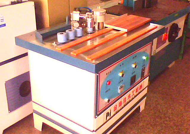 使用中的曲直線封邊機