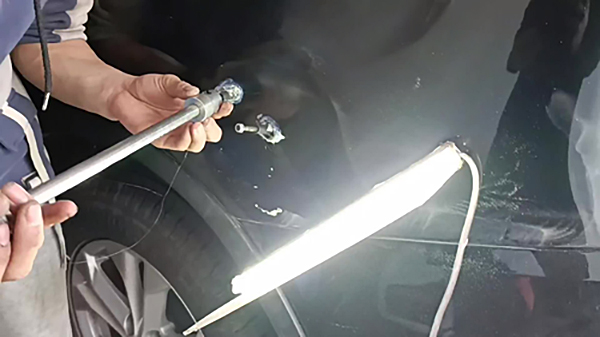 用熱熔膠修復(fù)車身凹陷