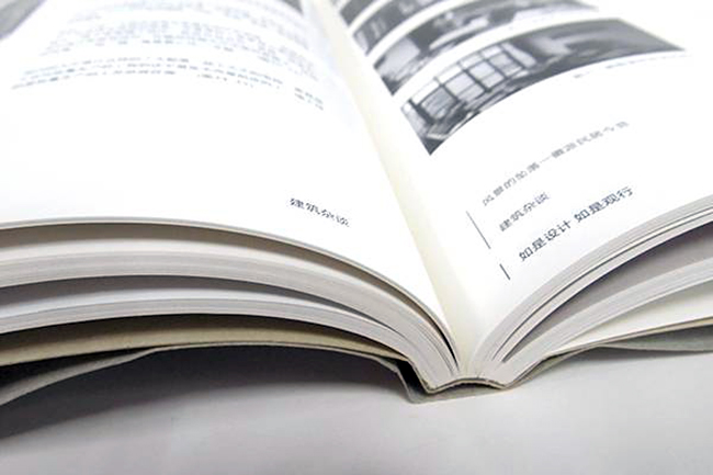 用熱熔膠裝訂好的書本脊背