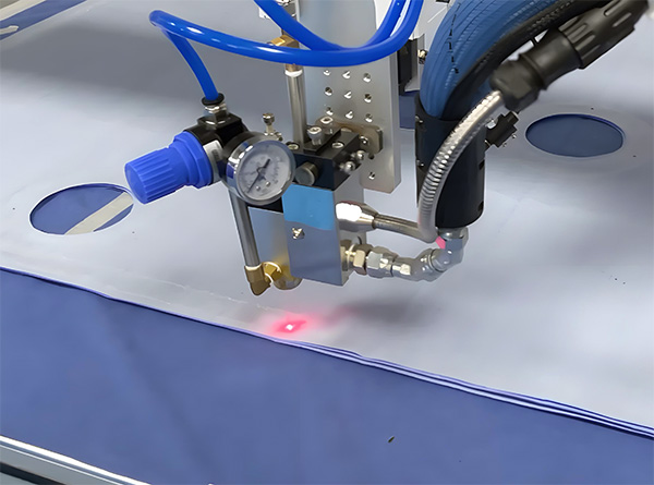 熱熔膠機(jī)槍嘴設(shè)置合適的高度